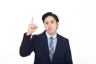 Boşluğu işaret eden bir adam.