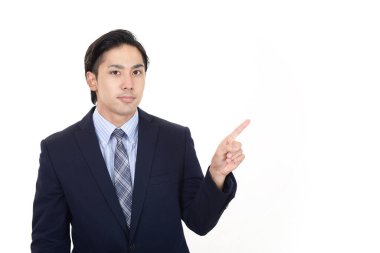 Boşluğu işaret eden bir adam.