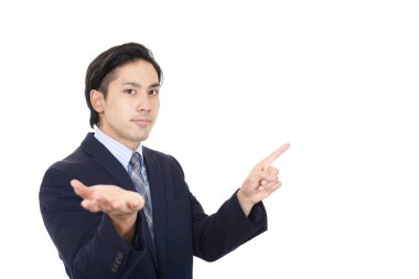 Boşluğu işaret eden bir adam.