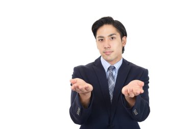 Avucuyla yol gösteren bir adam