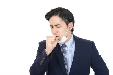 Maske takan hasta bir adam.