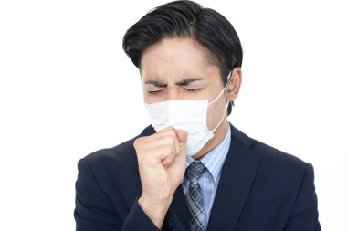 Maske takan hasta bir adam.