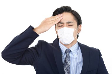 Maske takan hasta bir adam.