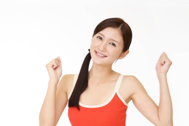 Kolsuz tişörtlü, gülümseyen kadın.