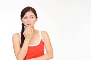 Kolsuz tişörtlü kafası karışık bir kadın.