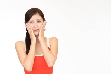 Kolsuz tişörtlü kafası karışık bir kadın.