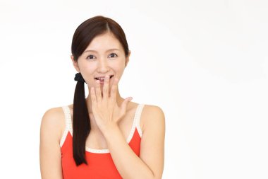 Kolsuz tişörtlü, gülümseyen kadın.