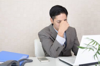 Yorgun suratlı bir iş adamı.