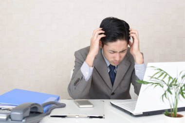 Yorgun suratlı bir iş adamı.