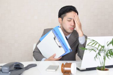 Yorgun suratlı bir iş adamı.