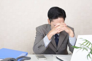 Erkek işadamı ofiste stresli hissediyor.