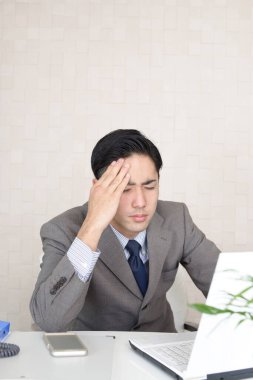 İş adamı ofiste stresli hissediyor