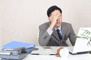  İş adamı ofiste stresli hissediyor