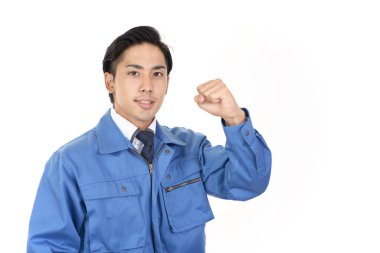 Erkek işçi yumruk pompası yapıyor.