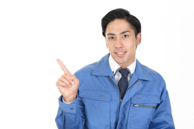 Boş alanı gösteren işçi.