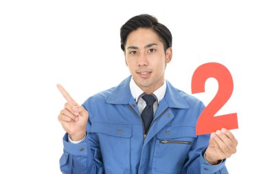 Erkek işçi 2 numarayı tutuyor.