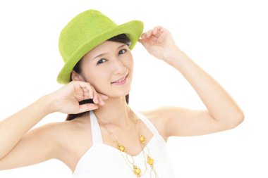 şapka giyen genç kadın