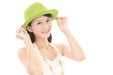 şapka giyen genç kadın