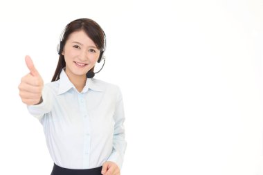 Gülümseyen genç bayan operatör