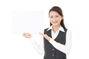 Gülen kadın elinde beyaz bir tahta tutuyor.