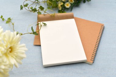 Masanın üstünde not etmek