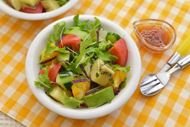 bir tabak taze salata