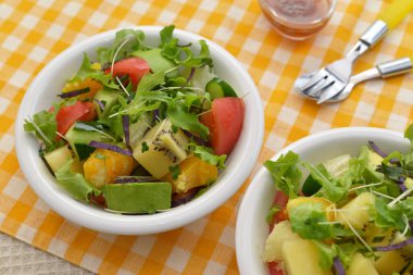 bir tabak taze salata