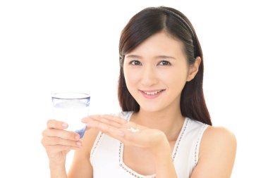 Genç bayan bir bardak su içiyor.