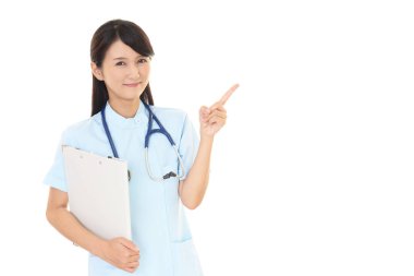 Gülümseyen kız parmağıyla bir şey gösteriyor.