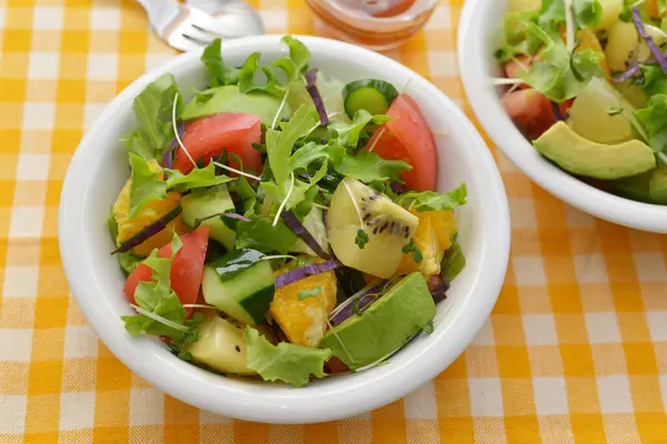 bir tabak taze salata