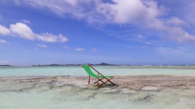 Mavi gökyüzü ve güzel dalgalarıyla deniz kenarında