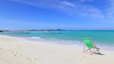 Mavi gökyüzü ve güzel dalgalarıyla deniz kenarında