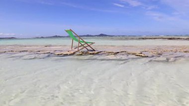 Mavi gökyüzü ve güzel dalgalarıyla deniz kenarında