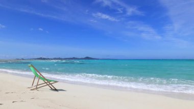 Mavi gökyüzü ve güzel dalgalarıyla deniz kenarında