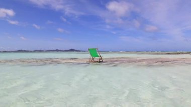 Mavi gökyüzü ve güzel dalgalarıyla deniz kenarında