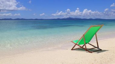 Mavi gökyüzü ve güzel dalgalarıyla deniz kenarında