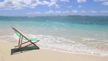 Mavi gökyüzü ve güzel dalgalarıyla deniz kenarında