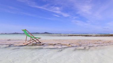 Mavi gökyüzü ve güzel dalgalarıyla deniz kenarında