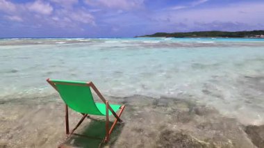 Mavi gökyüzü ve güzel dalgalarıyla deniz kenarında