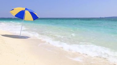 Mavi gökyüzü ve güzel dalgalarıyla deniz kenarında