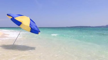 Mavi gökyüzü ve güzel dalgalarıyla deniz kenarında