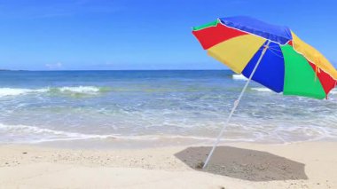 Mavi gökyüzü ve güzel dalgalarıyla deniz kenarında