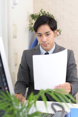 Ofiste çalışan bir işadamı.