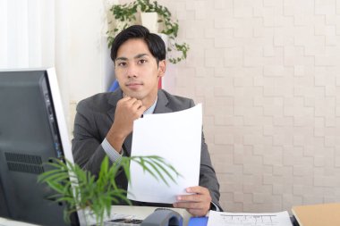 Ofiste çalışan bir işadamı.