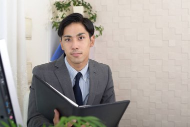 Ofiste çalışan bir işadamı.