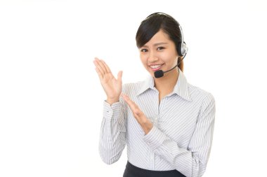 Gülümseyen güzel bir bayan operatör.