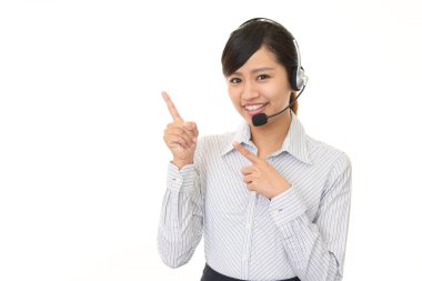 Gülümseyen güzel bir bayan operatör.