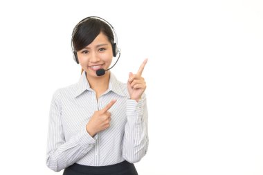 Gülümseyen güzel bir bayan operatör.