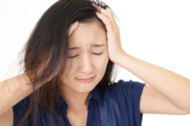 Kafasını tutan kadın