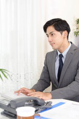 ofiste bir bilgisayarda çalışan adam